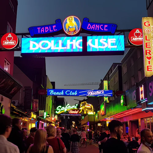 Hamburg: Reeperbahn Guided Night Walking Tour - Photo 7