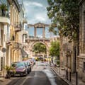 Ein Blick auf das Hadrien-Tor vom antiken Viertel Plaka aus