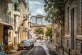 Ein Blick auf das Hadrien-Tor vom antiken Viertel Plaka aus