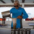 Desfrute de café fresco enquanto navega pela Baía de Phang Nga