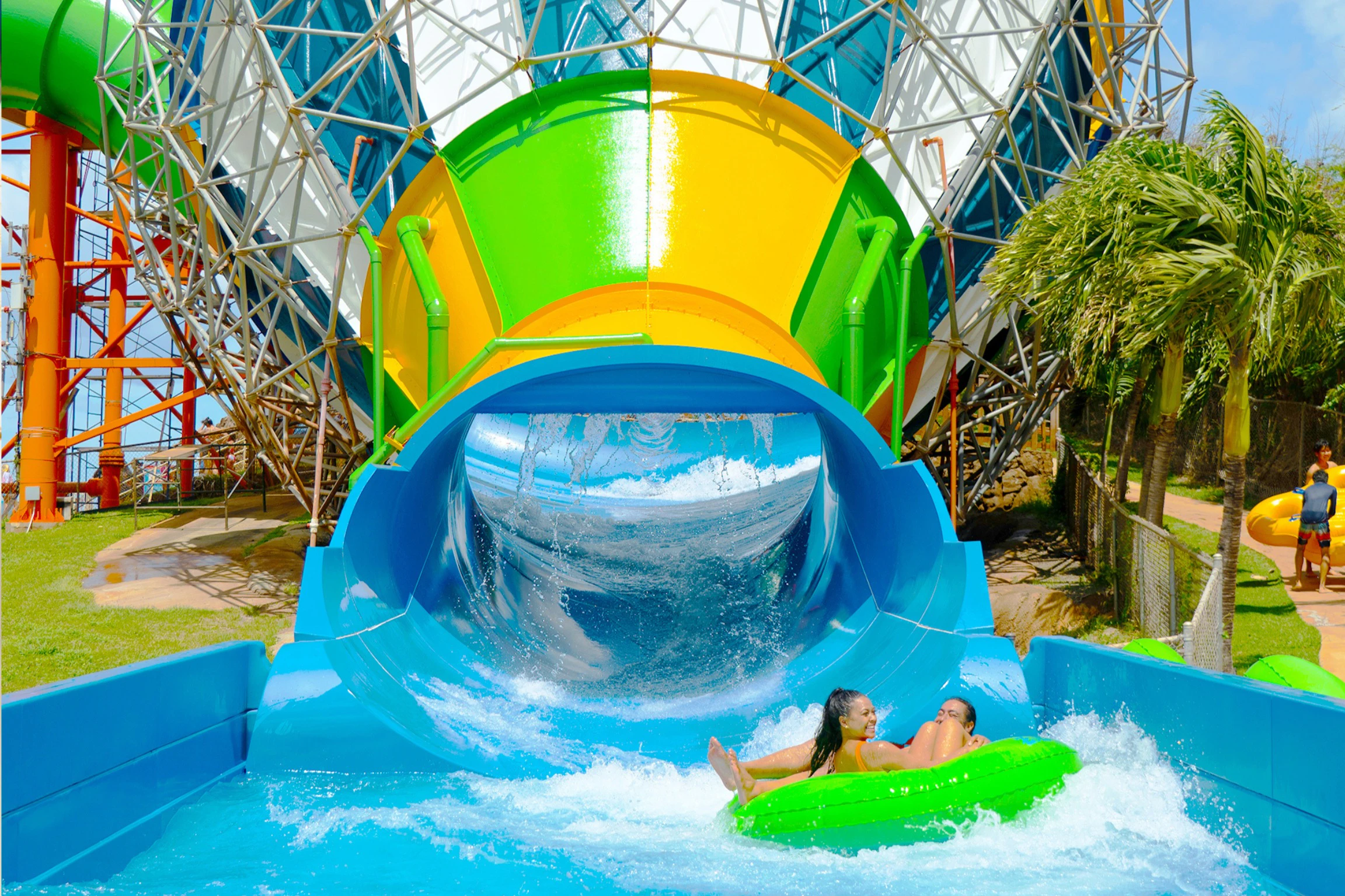 Coral Crater Park & Wet 'n' Wild Hawaii: Zip & Dip + Transport from Waikiki