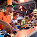 dzieci bawiące się lego w centrum odkryć Legoland w Chicago