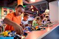 kinderen spelen met lego in het LEGOLAND ontdekkingscentrum in Chicago