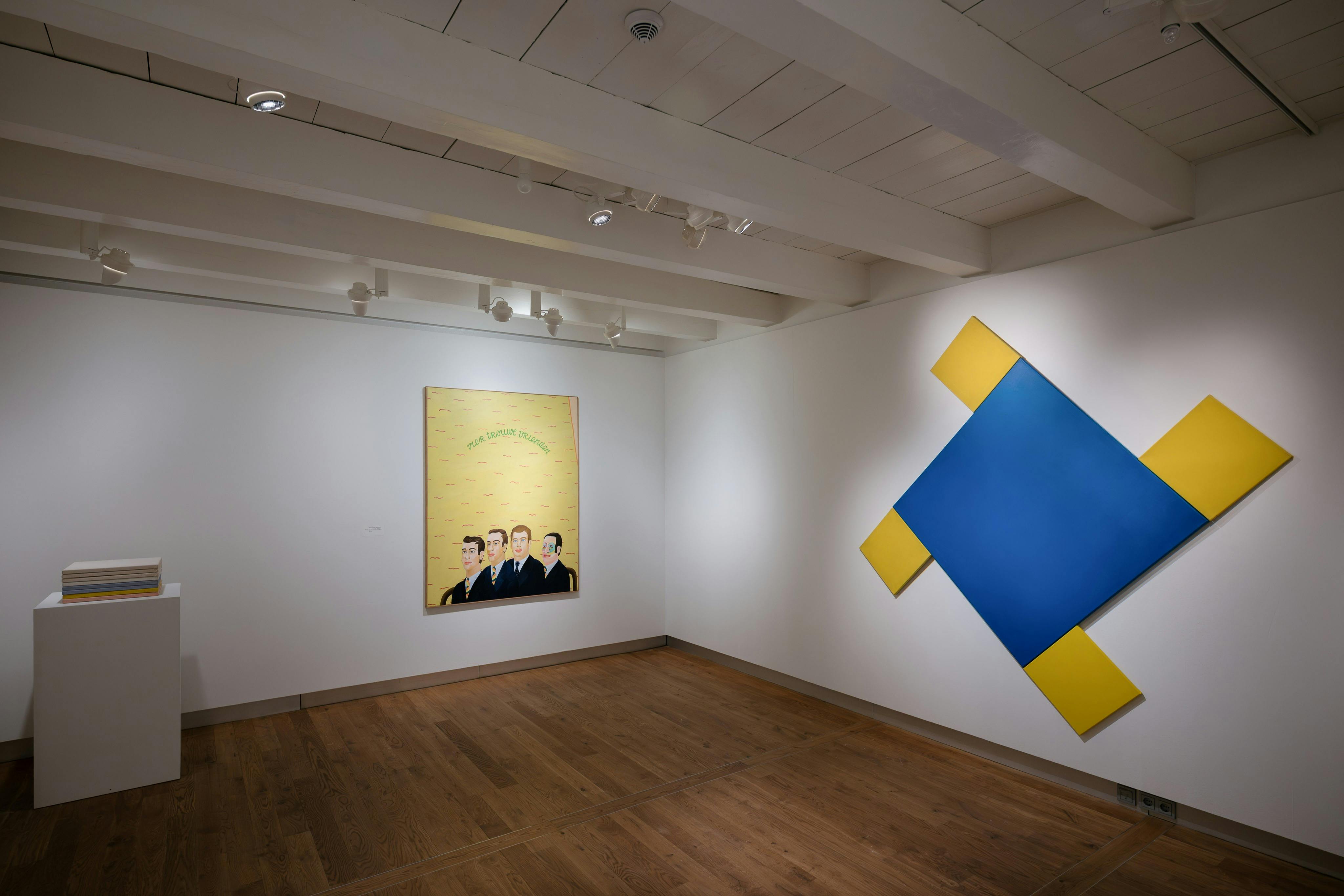 Een moderne kunstgalerie met houten vloeren, met kleurrijke abstracte en figuratieve schilderijen op witte muren.