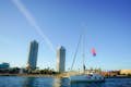 Nosso veleiro está navegando ao longo da costa de Barcelona.