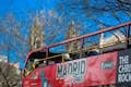 Offener Madrider Bus mit Touristen