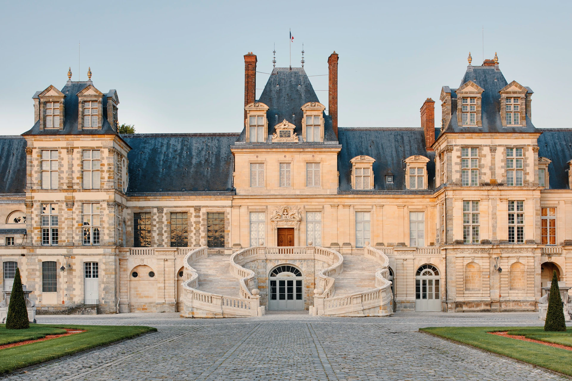 Horseshoe-shaped staircase - Château de Fontainebleau