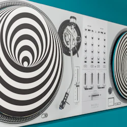 Konstverket har skivspelare med hypnotiska, koncentriska svartvita virvelmönster och en mixer på en blågrön bakgrund.