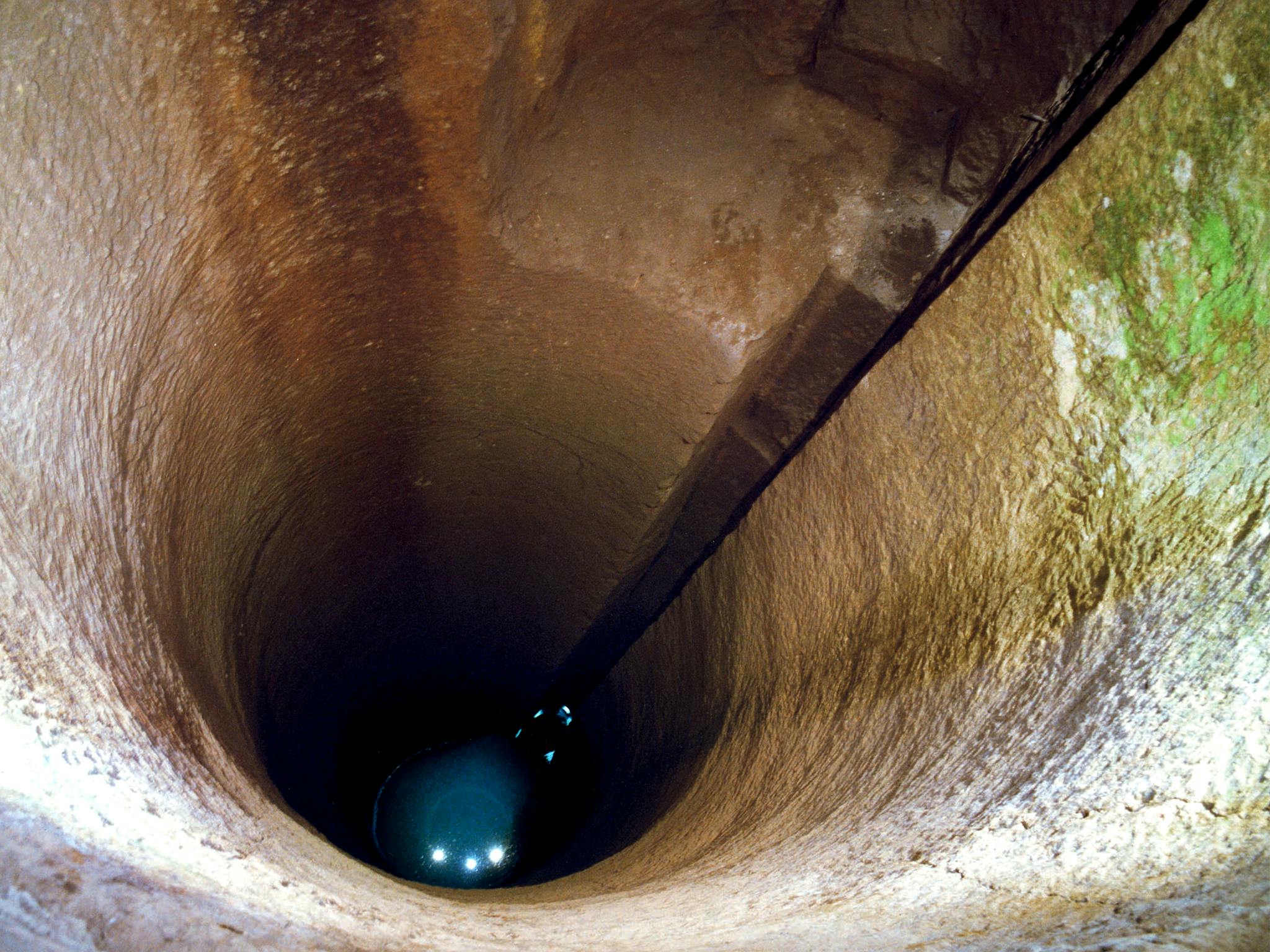 Колодец карьера с подземным видом