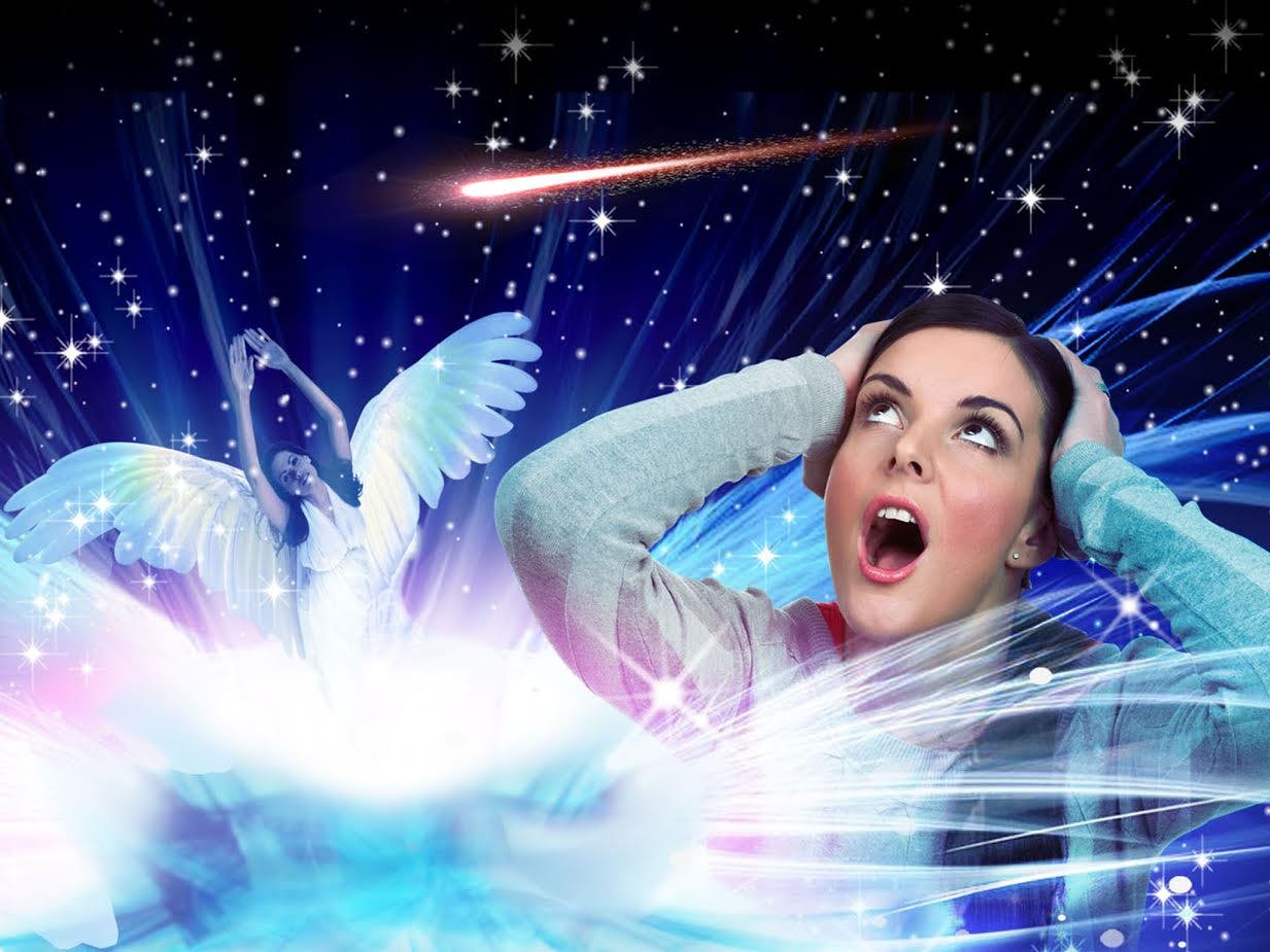 Eine Frau mit den Händen auf dem Kopf blickt erstaunt auf einen hellen Meteor am Sternenhimmel, umgeben von ätherischem Licht und Federn.