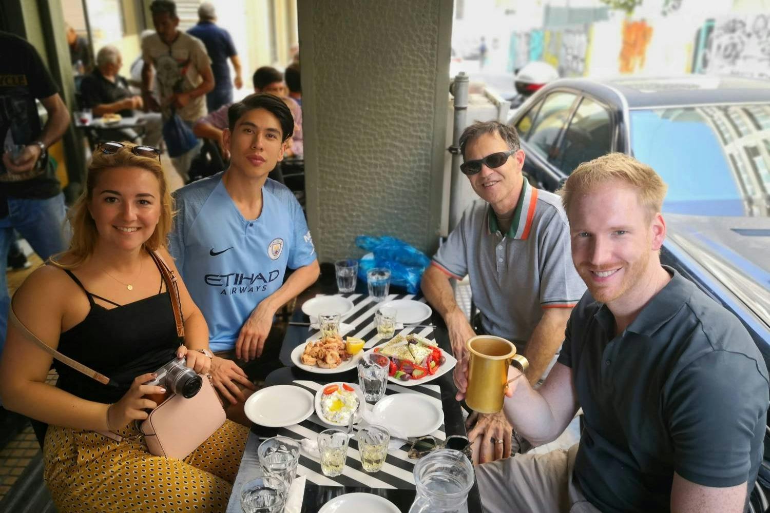 Απολαμβάνοντας λίγο ελληνικό κρασί και τοπικές λιχουδιές