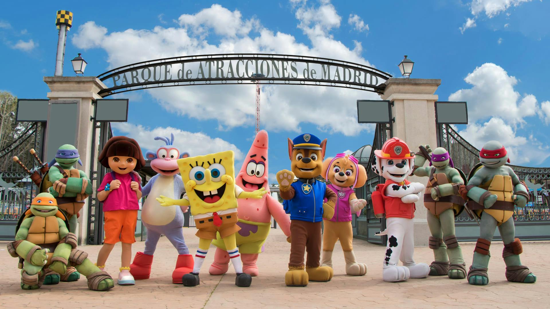 Personajes disfrazados de populares espectáculos infantiles frente a la entrada del Parque de Atracciones de Madrid.