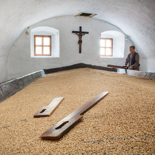 Pilsen: Entrada para o Museu da Cerveja com um copo de cerveja - Photo 8