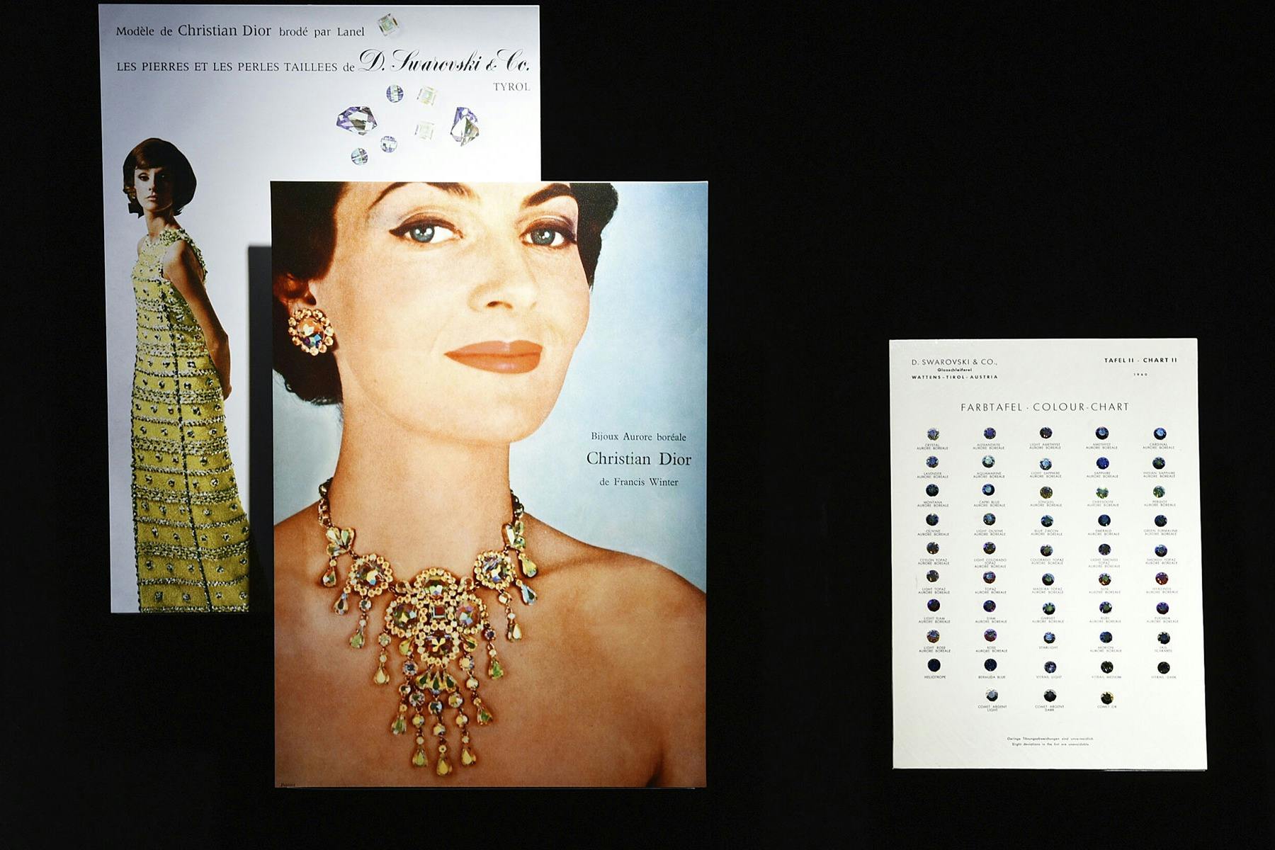 并排海报上有一位身穿黄色礼服的模特和另一位戴着Christian Dior迪奥精致珠宝的模特。