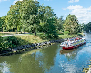 Stockholm: Königliche Brücken & Kanalboottour mit Audioguide