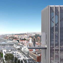 Fyra personer står på en glasbalkong som sträcker sig från en hög, modern byggnad, med utsikt över en stadsbild och ett kustområde.