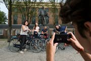 Glade kunder, der lejer deres cykler hos A-Bike Rental & Tours Amsterdam