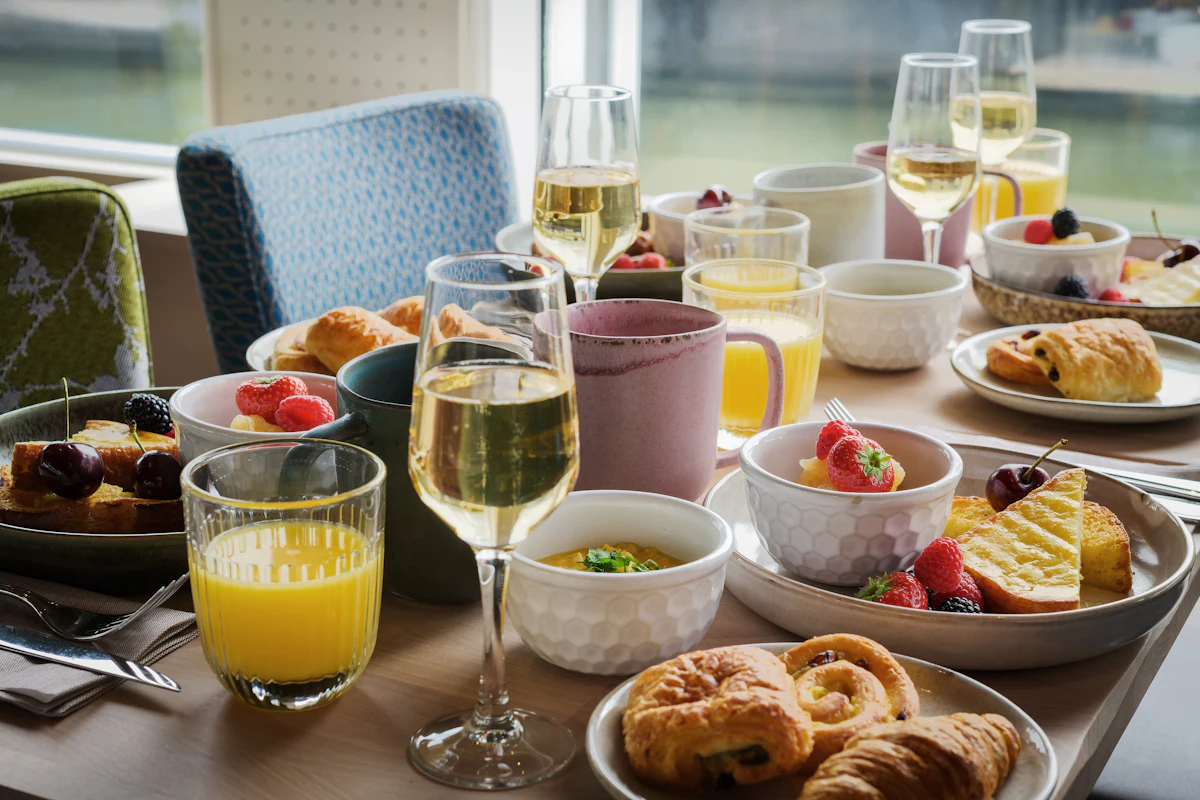 Seine River: Brunch Cruise by Le Capitaine Fracasse