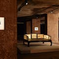 Geleerde Lohan Bed, Qing Dynastie, China, 17de eeuw, jichi hout met Nobuyoshi Araki, Mythologie, 2001/2015.