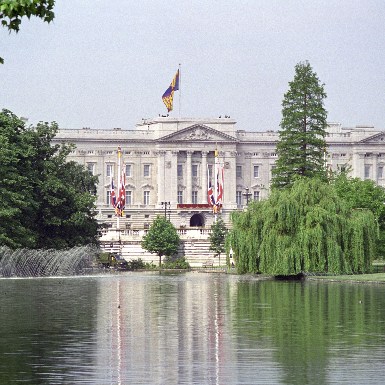 Buckingham Palace: State Rooms Admission with Audio Guide in London β Tiqets