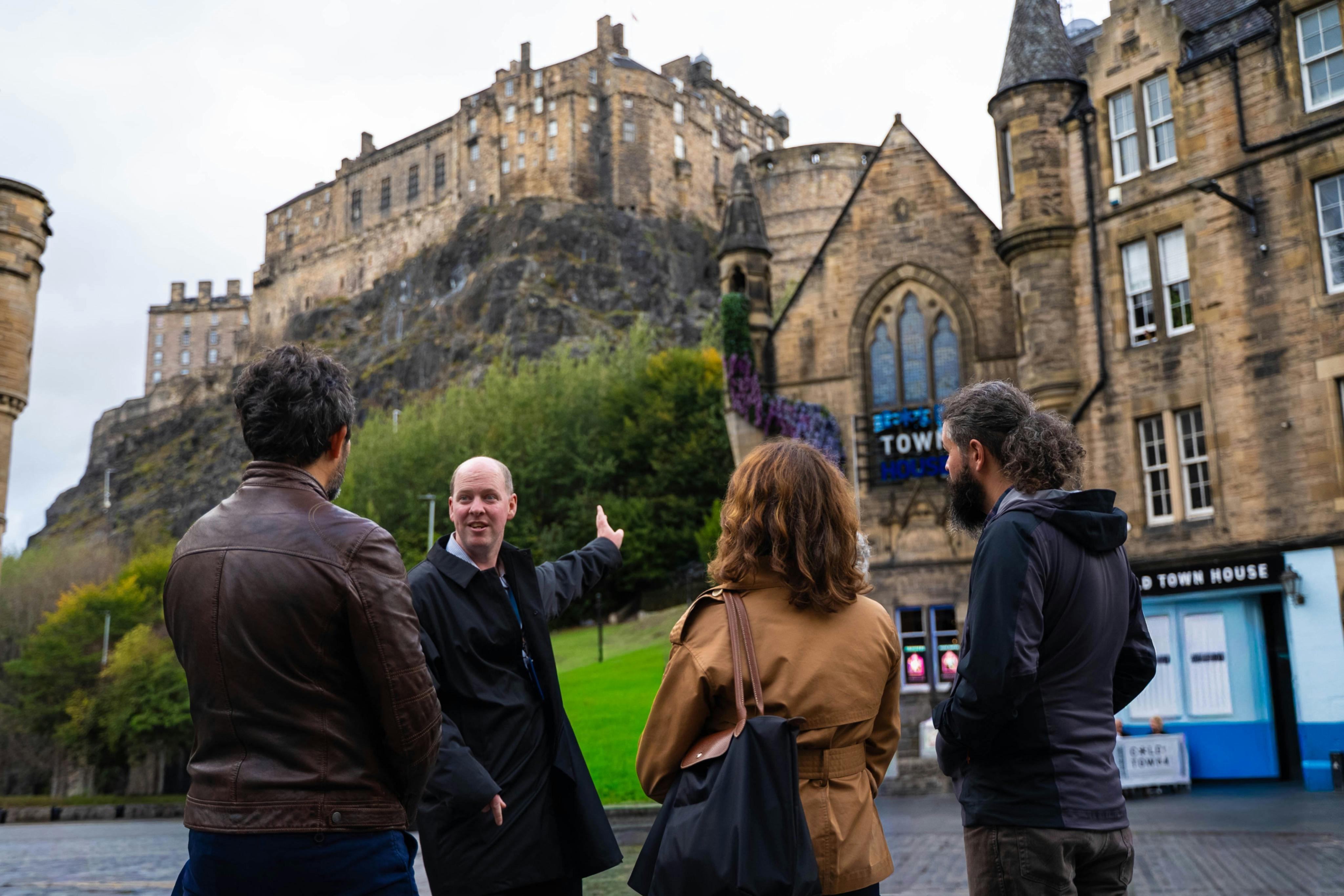 Edinburgh Castle & Royal Mile: Guided Walking Tour in Edinburgh – Tiqets