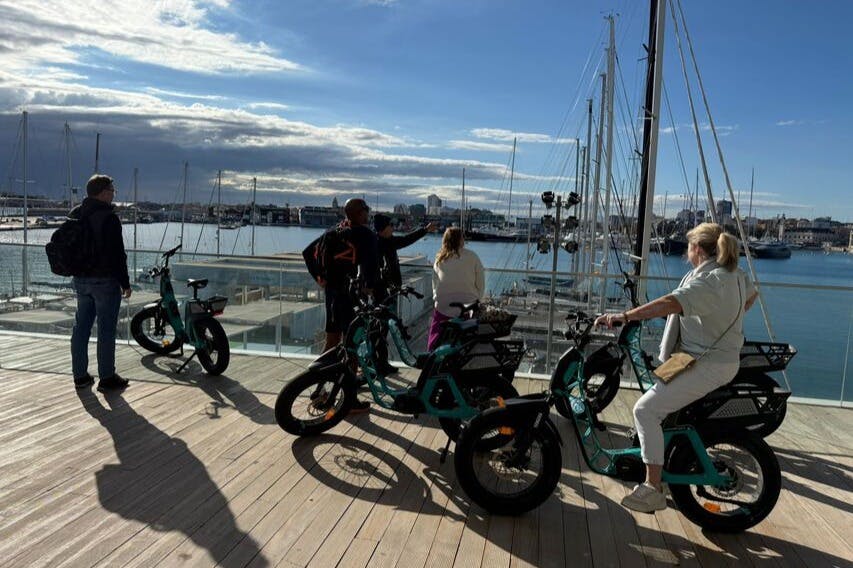 Ανακαλύψτε τη Βαλένθια με ένα πολυτελές ηλεκτρικό ποδήλατο με κινητήρα Yamaha. Κάντε πετάλι αβίαστα και απλά απολαύστε τη βόλτα με το ποδήλατο.