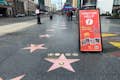 Im Bereich des Hollywood Walk of Fame gibt es einen nachgebildeten Stern zum Fotografieren, eine "Besucherhilfe" und Ihr eigenes persönliches Starfoto