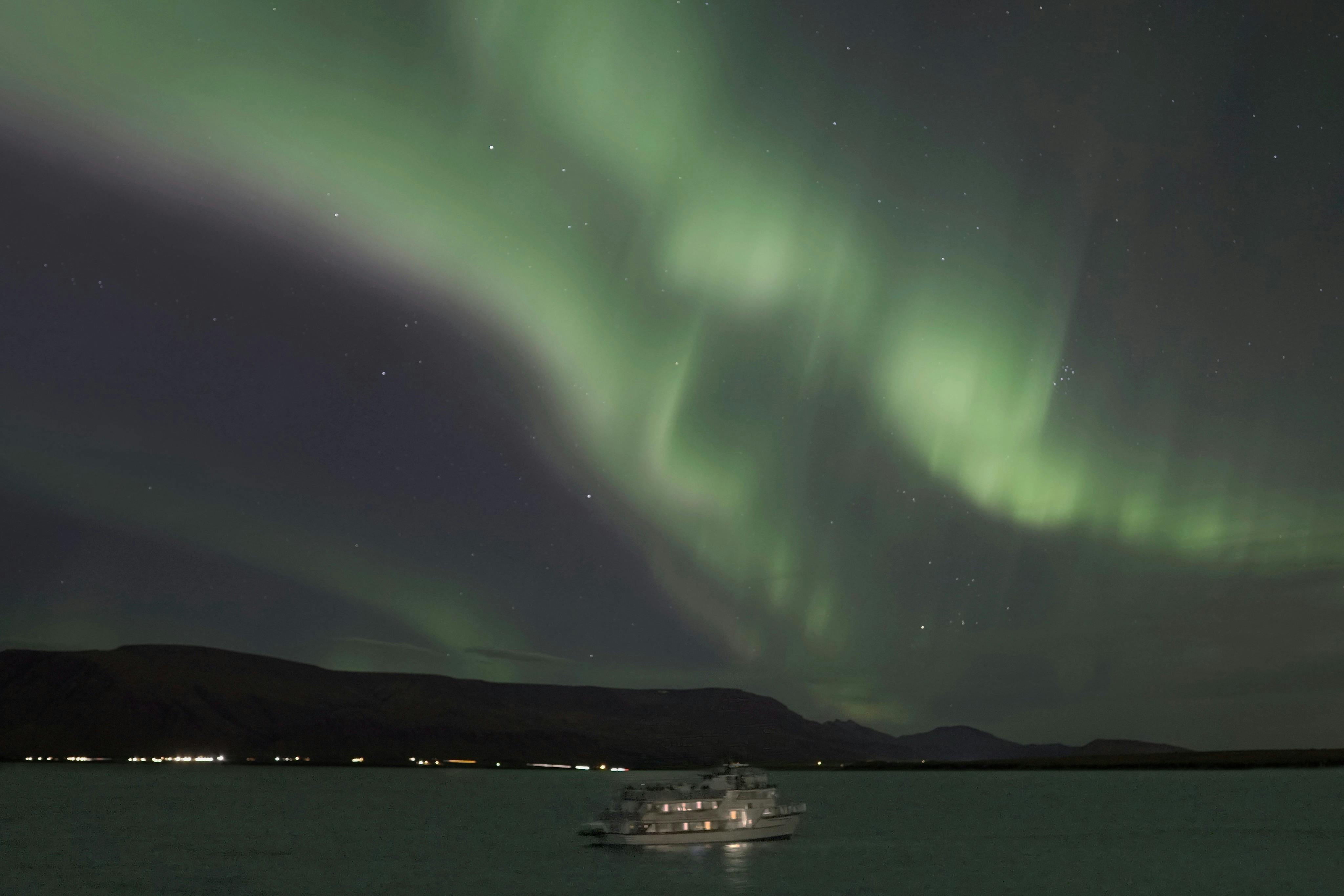 Łódź pod światłami północnymi