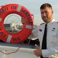 Der Kapitän von Argosy Cruises hält spielerisch eine "Spirit of Seattle"-Lifting.