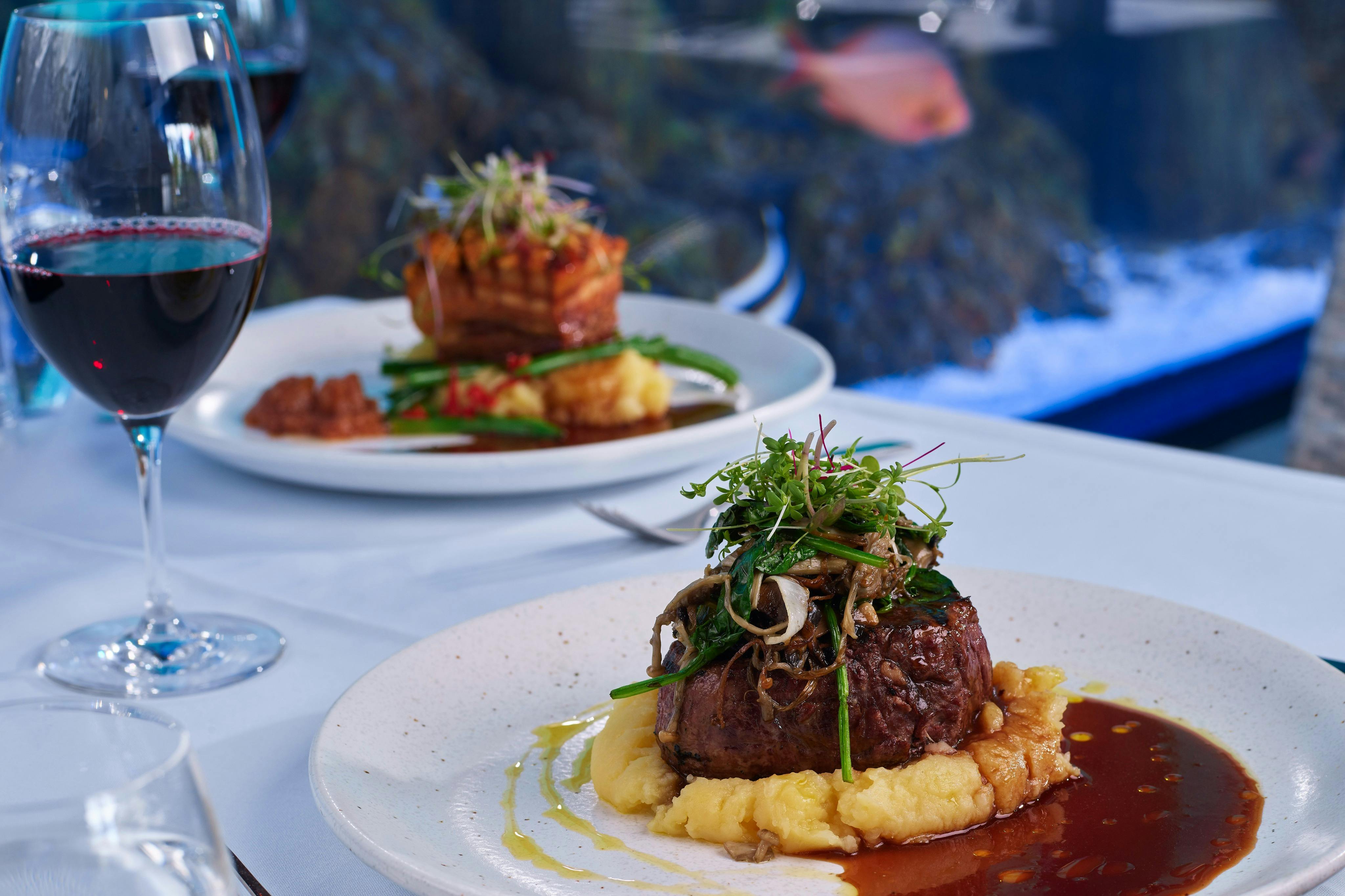 在邓迪餐厅享用晚餐