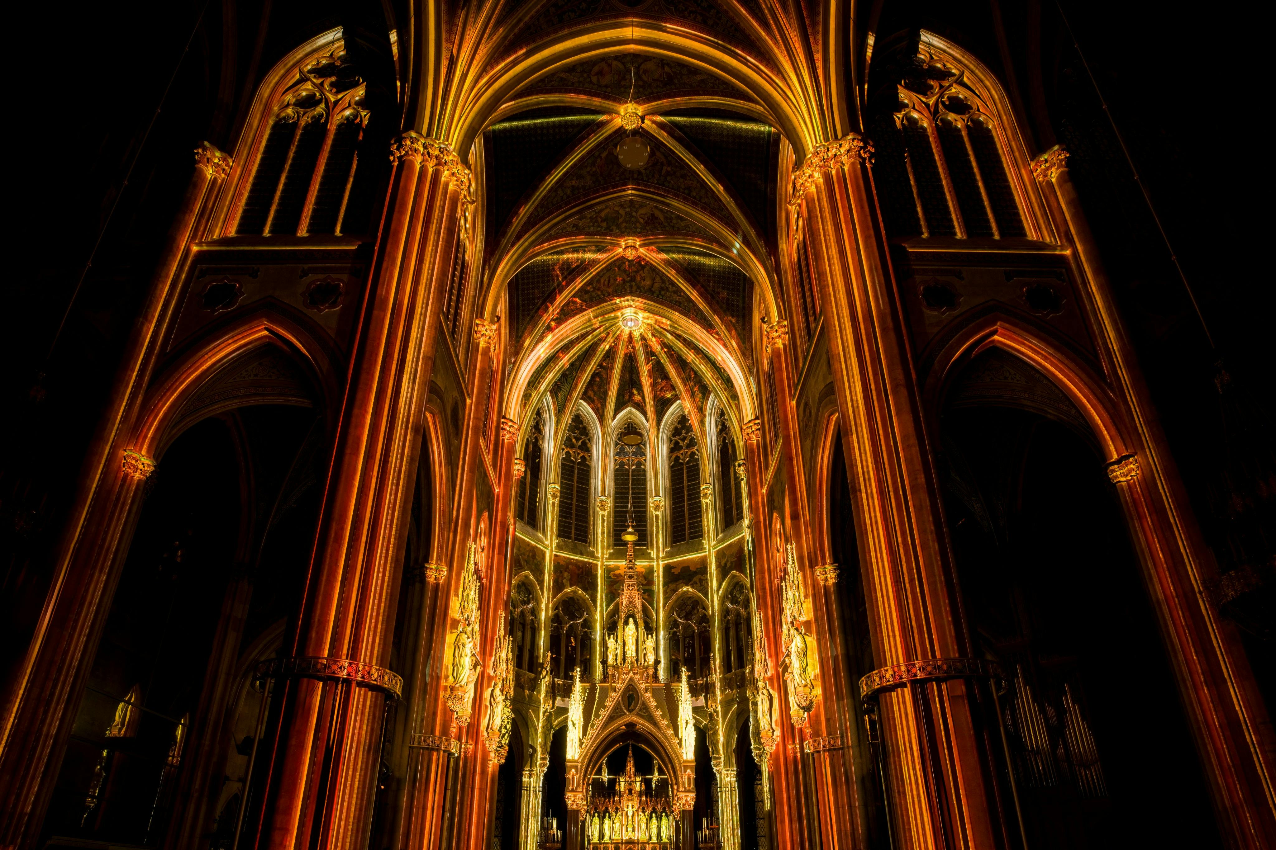 подсвеченный алтарь Вотивкирхе