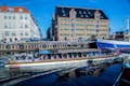 Zwiedzanie Kanału Wielkiego płynącego wąskimi kanałami w Christianshavn.