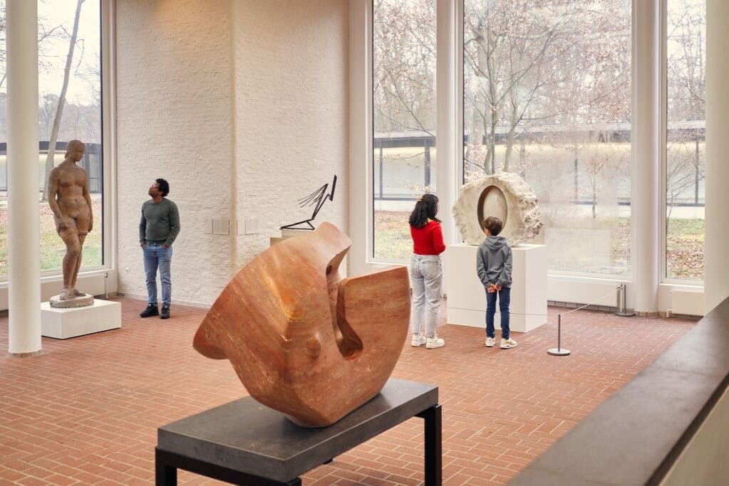 Visitantes na galeria de esculturas