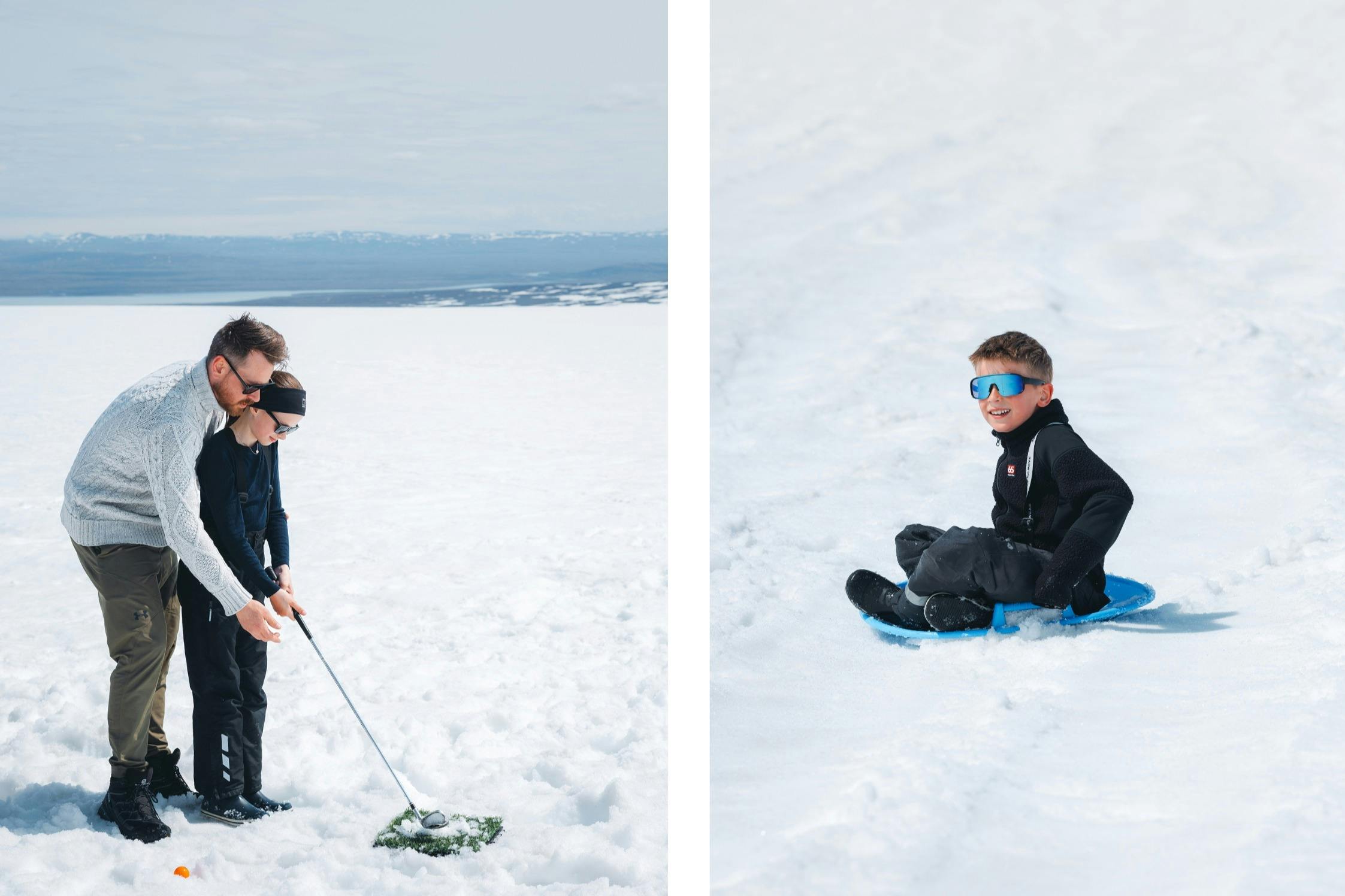 Ένα παιδί που φοράει γυαλιά ηλίου κατεβαίνει ένα χιονισμένο λόφο σε ένα μπλε έλκηθρο, με ένα χιονισμένο τοπίο και μακρινά βουνά στο παρασκήνιο.