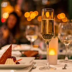 Budapest: Dinner Cruise + 1 Drink + Live Music
