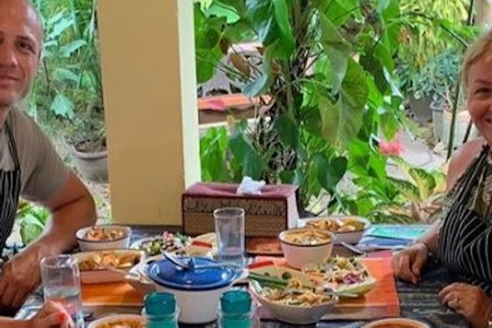 Taste the food made together with friends.