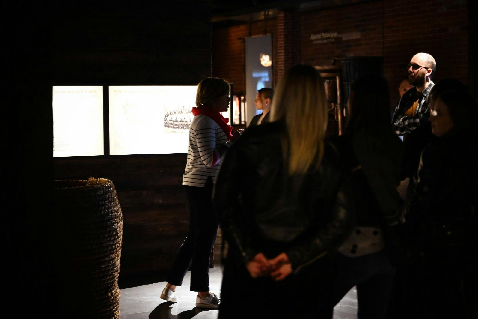 투어를 이끄는 여성.