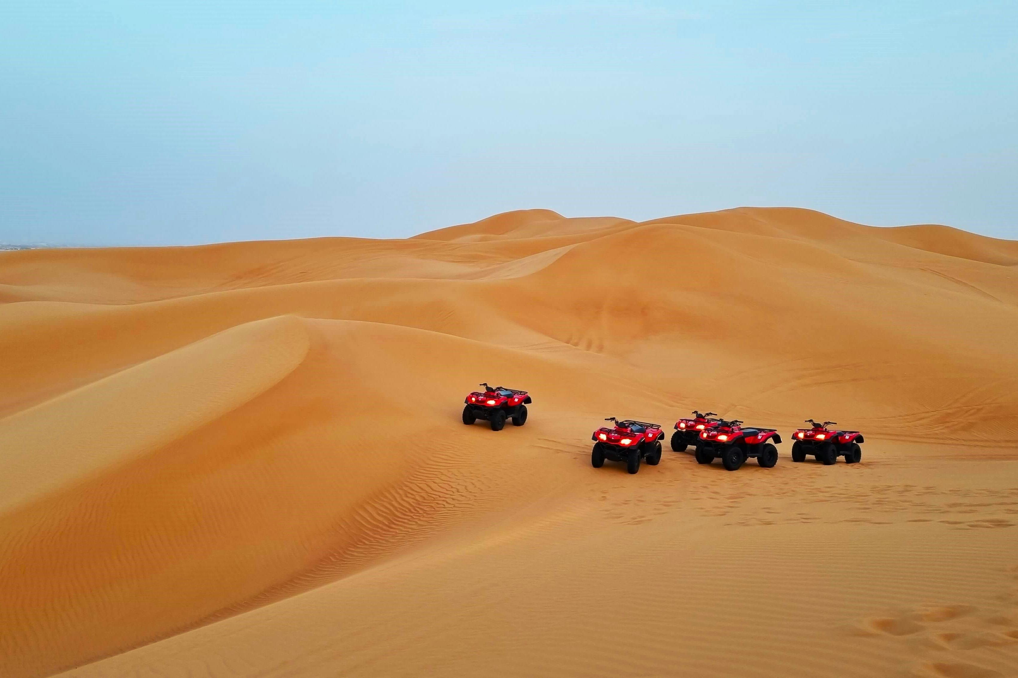 在沙漠中骑四轮车