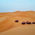 在沙漠中骑四轮车