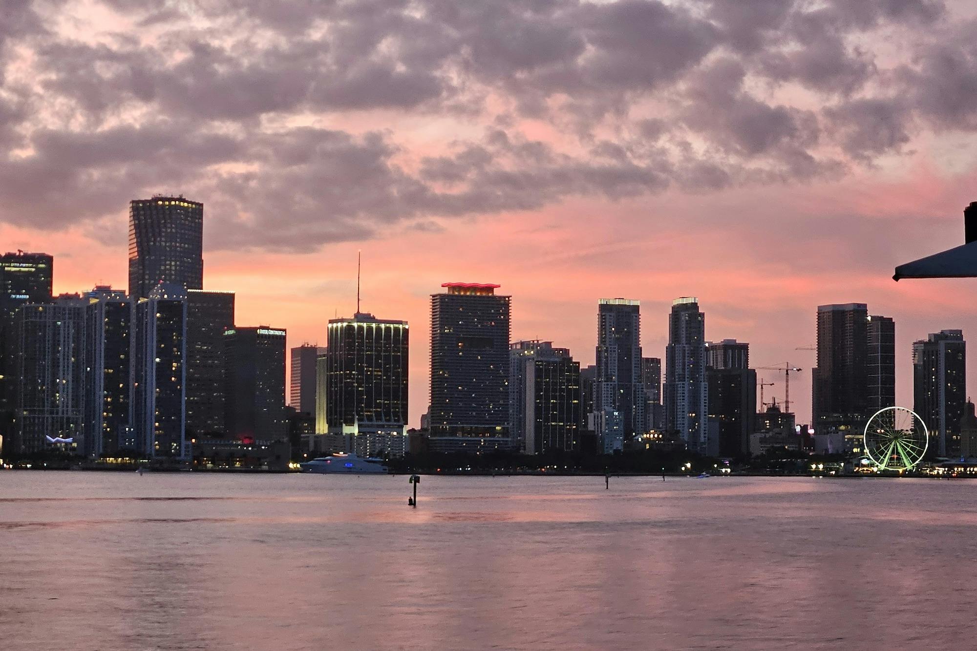 Skyline von Downtown Miami bei Sonnenuntergang