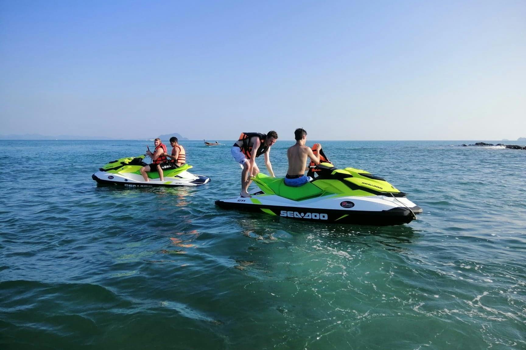 Επισκεφθείτε το νησί Naka Noi, όπου τα κρυστάλλινα νερά προσκαλούν το κολύμπι και τη χαλάρωση.