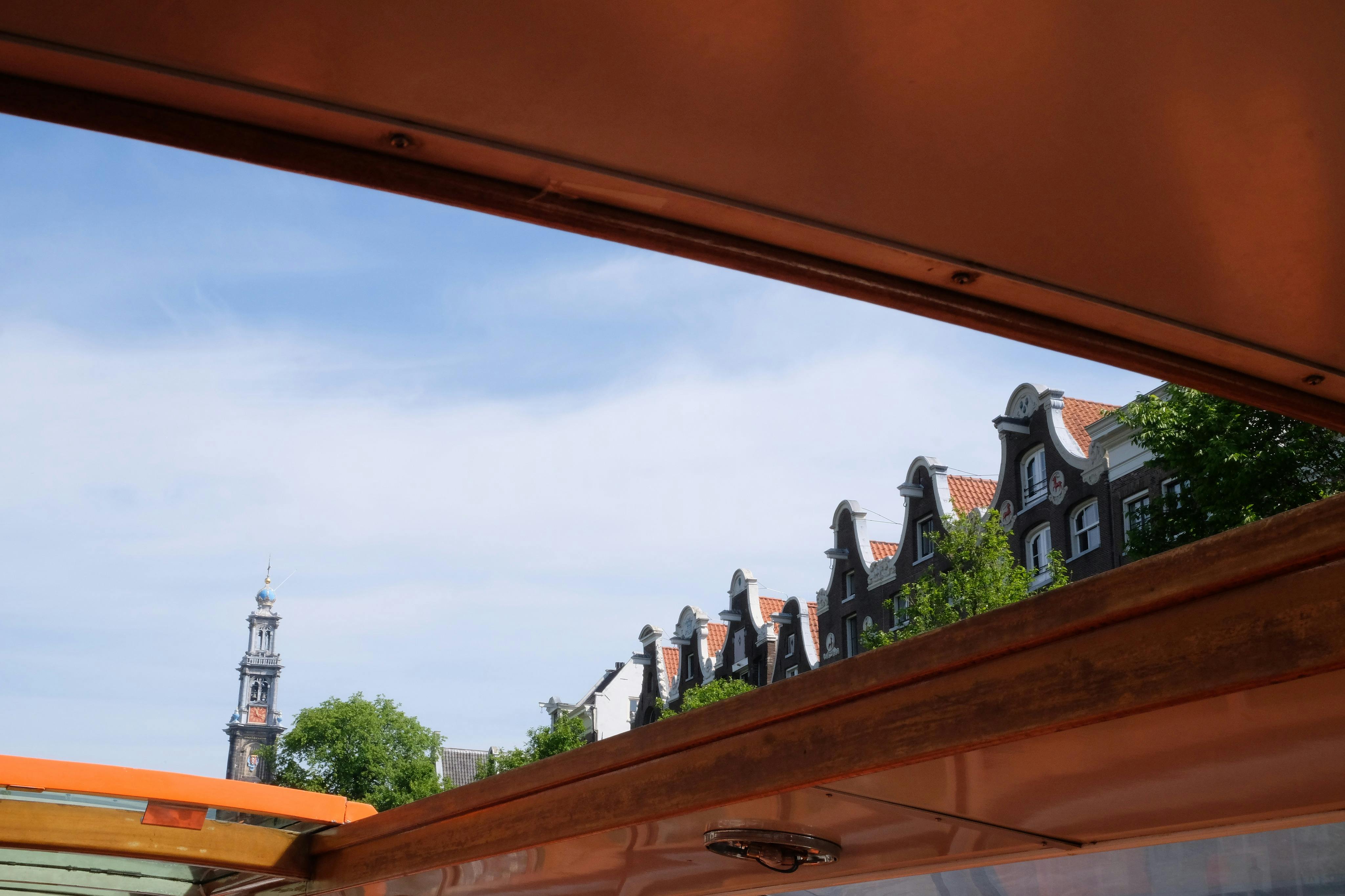 Domy v Amsterdamu s výhledem z otevřené střechy lodi.