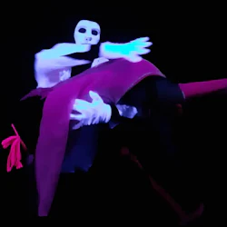 Från showen av svart ljus teater