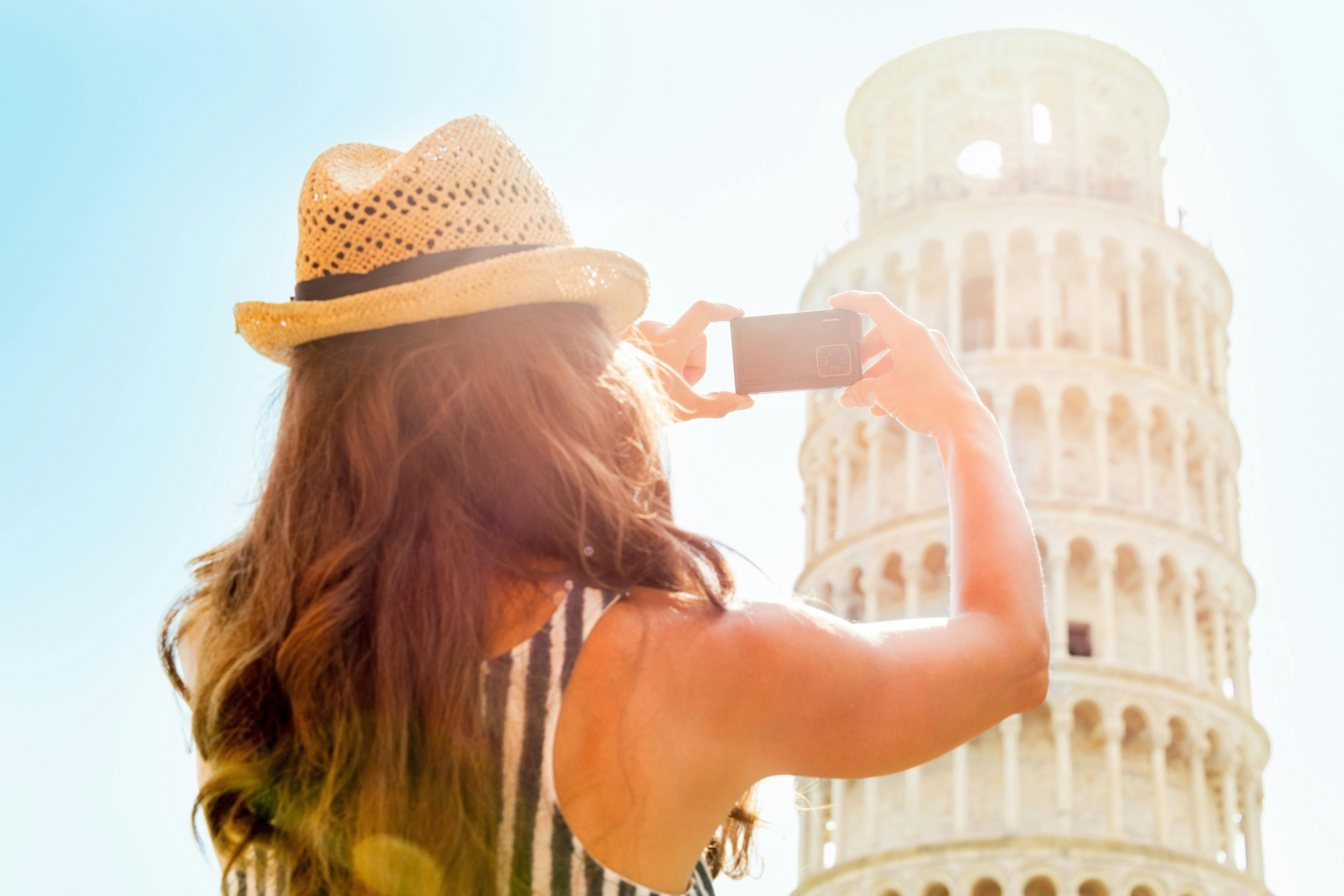 피사의 탑을 배경으로 소녀 사진 찍기