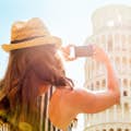 Mädchen fotografiert Turm von Pisa