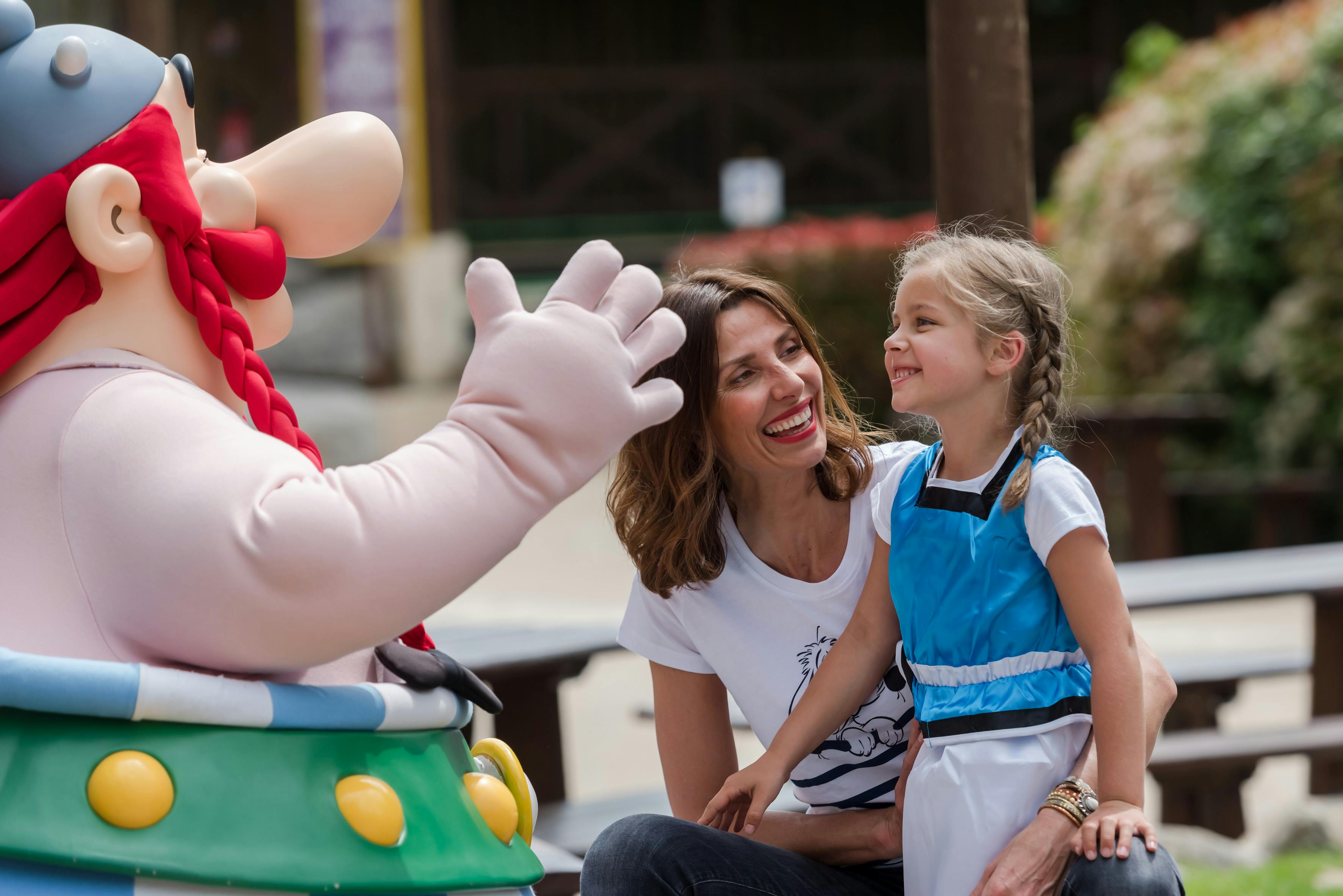 母と娘が微笑むアステリックスのキャラクター