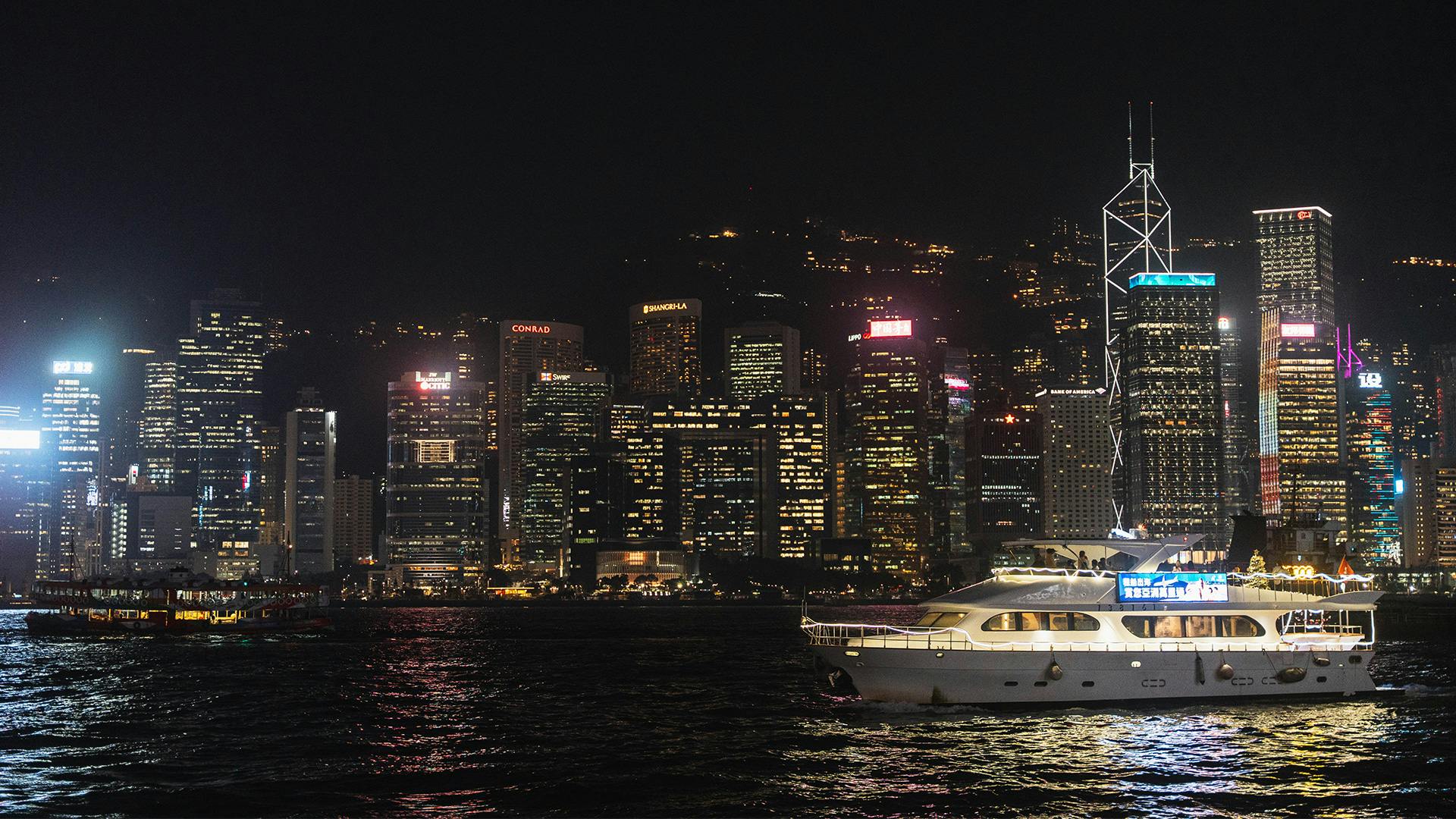 Victoria Harbour: 1-Hr Night Cruise Dreamer with Unlimited Snacks + Drinks in Hong Kong – Tiqets