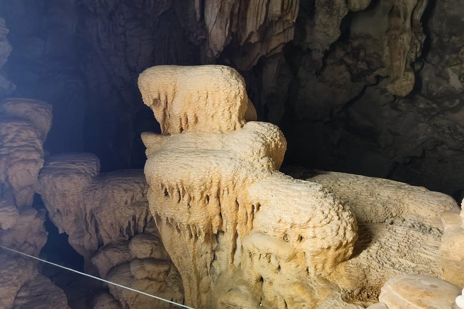 「探索自然奇观：探索珊瑚洞」