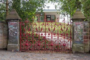 草莓园，是约翰-列侬在披头士乐队的名曲《永远的草莓园》中不朽的标志性地点。