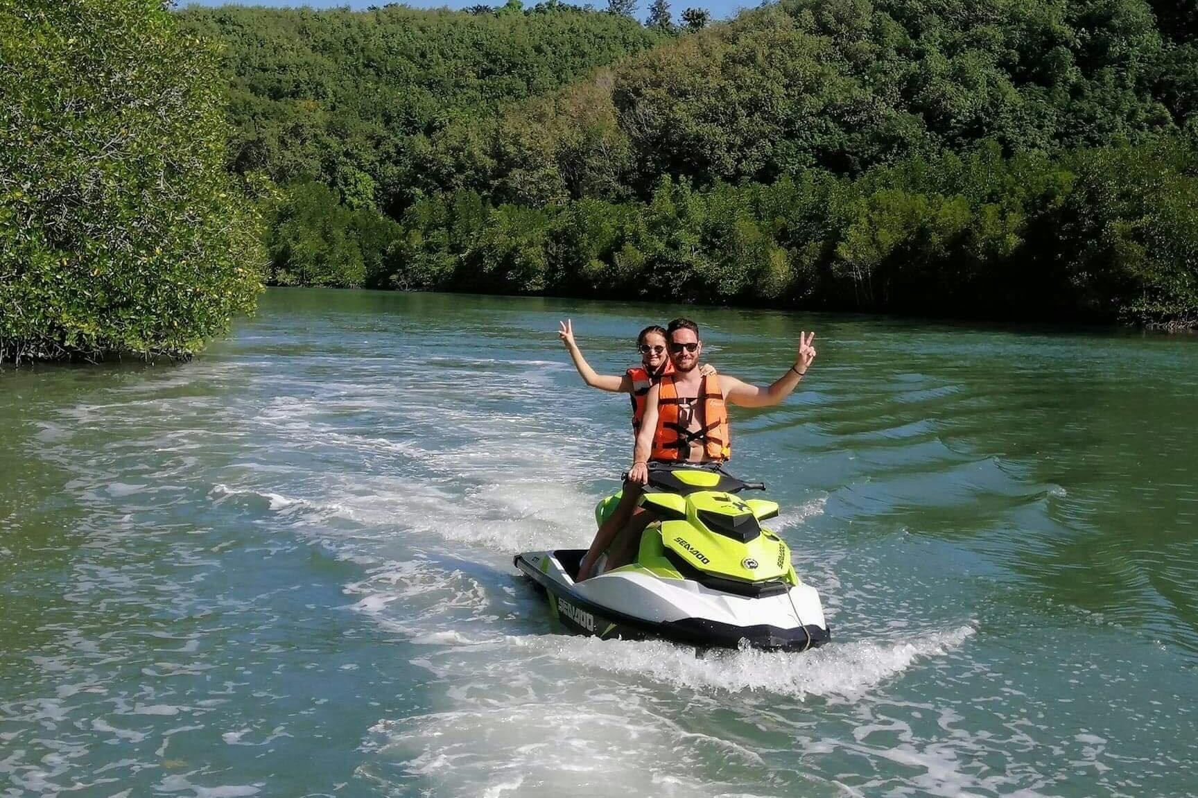 Βυθίσου στο καταπράσινο περιβάλλον του ποταμού Mangrove για μια μοναδική εμπειρία.